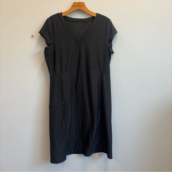 L.L. Bean Dresses & Skirts - L.L. Bean Large Black Athletic Dress zip pocket cap sleeve